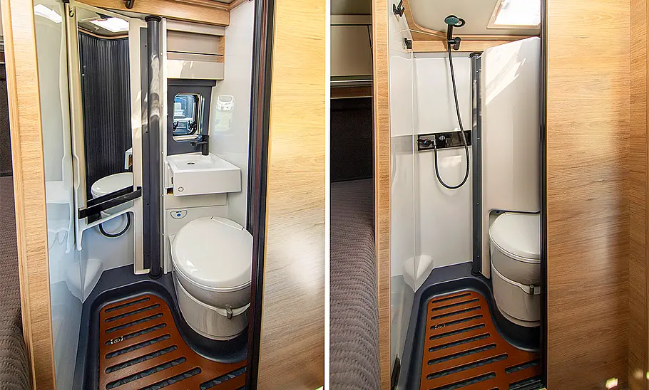 Die Innenaufnahme zeigt das Schwenkbad des Knaus Boxtime 540 (2025). Links: Umbau zum Waschraum mit Toilette und Waschbecken. Rechts: Umbau zur Duschkabine.