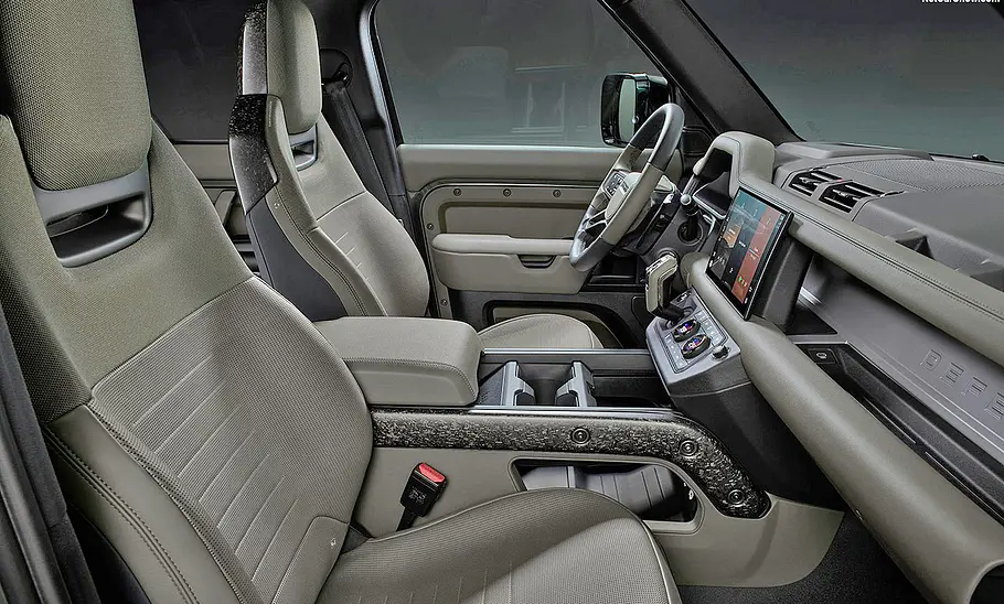 Das Cockpit und die Vordersitze Land Rover Defender Octa (2024).