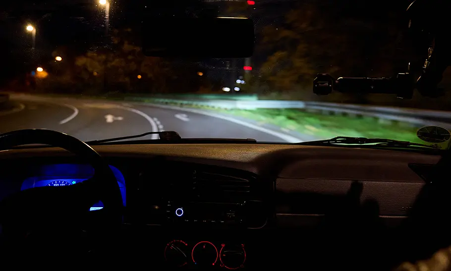 Osram Night Breaker H7-LED zum Nachrüsten im Test Nächtliche Testfahrt mit Osram Night Breaker H7-LED zum Nachrüsten im Test, fotografiert in einer Linkskurve aus einem fahrenden Auto.