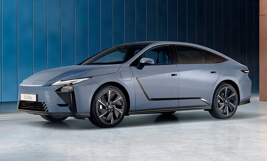 Lexus ES (2026) Der Lexus ES (2026) steht in Studioumgebung, von vorne links fotografiert.