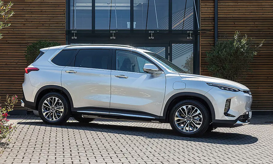 Maxus Euniq 6 (2024) stehend, Ansicht von der rechten Seite