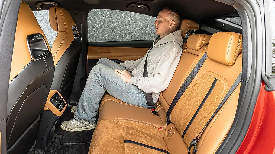 Ein Mann sitzt im Fond des Mazda6e.