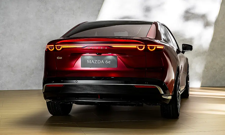 Der Mazda6e (2025) statisch von schräg hinten.