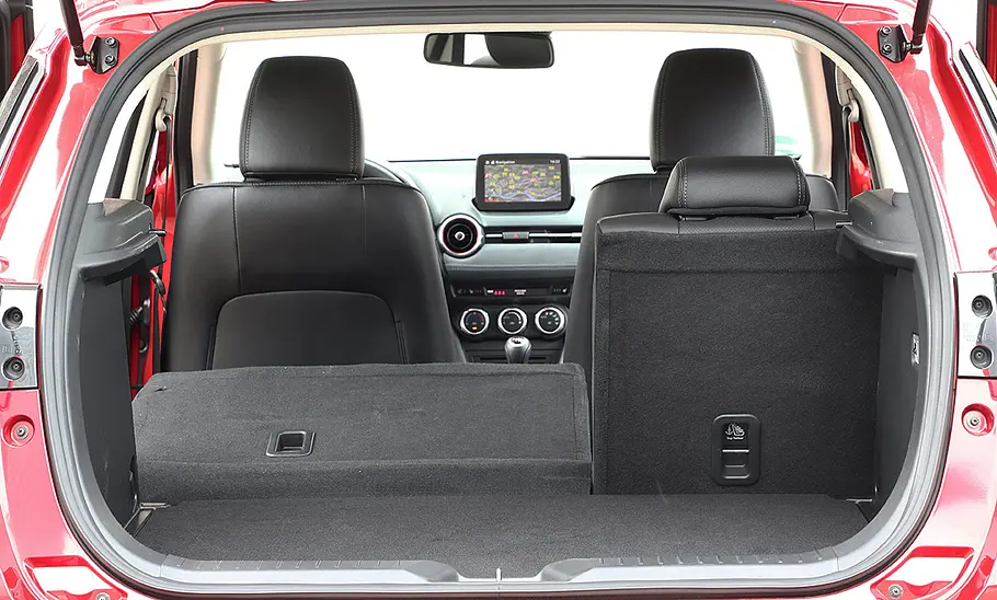Mazda CX-3 (2018) Der Kofferraum des Mazda CX-3 (2018) mit teilweise umgeklappter Rücksitzbank.