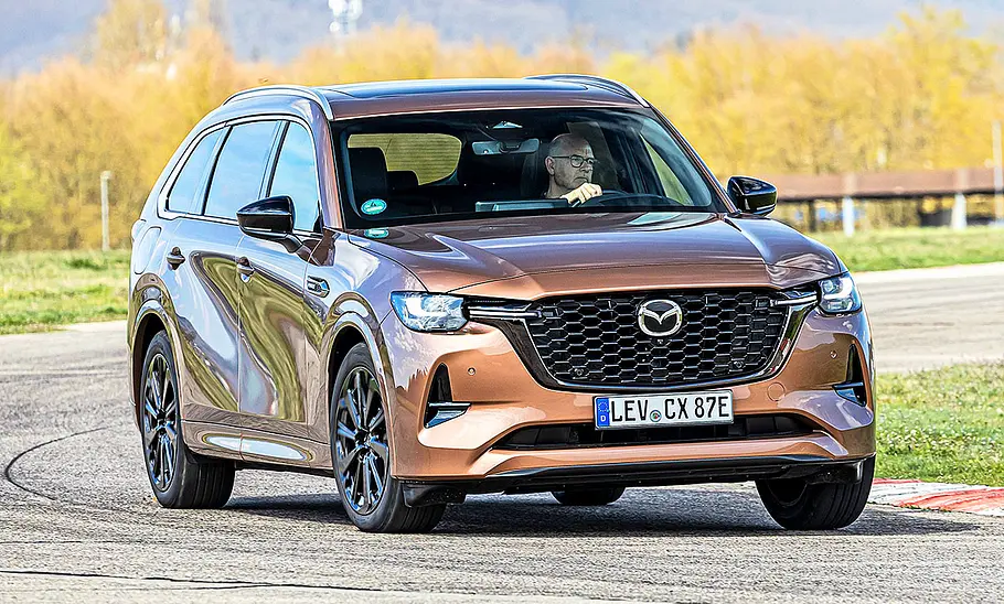 Mazda CX-80 Blick von schräg vorne auf den fahrenden Mazda CX-80.