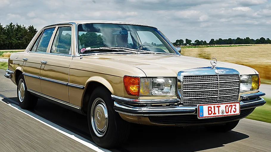 Der Mercedes 350 SE fahrend von schräg vorne