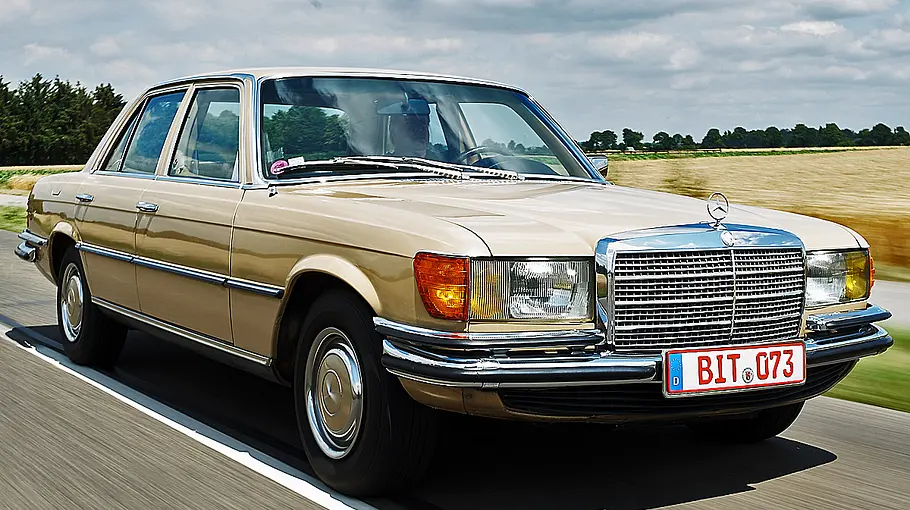Der Mercedes 350 SE fahrend von schräg vorne