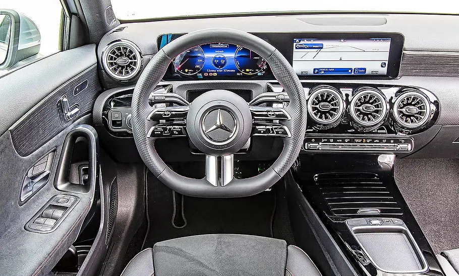 Blick auf die Armaturen im Innenraum der Mercedes A-Klasse.