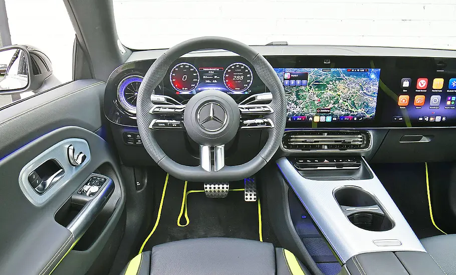 Blick auf die Armaturen im Innenraum des Mercedes CLA EQ.