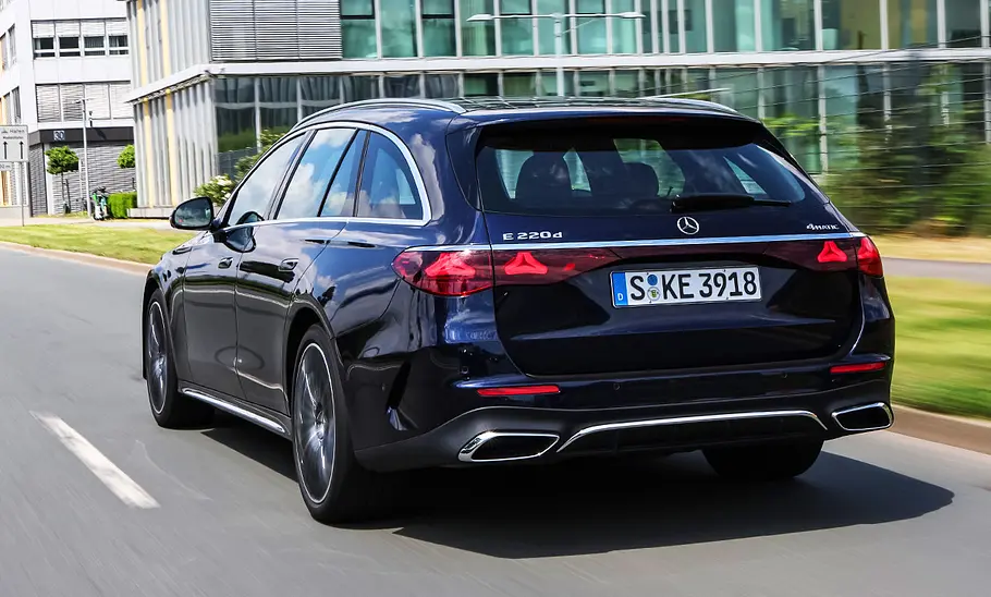Mercedes E-Klasse T-Modell; fahrendes Auto; Außenansicht; Heckansicht