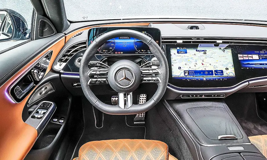 Blick auf die Armaturen im Innenraum des Mercedes E 300 e T-Modell.