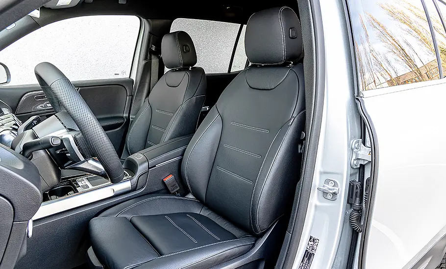 Mercedes GLB Die vorderen Sitze des Mercedes GLB.