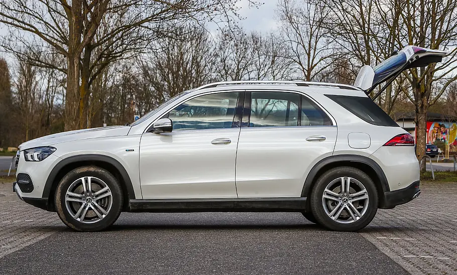 Mercedes GLE (2018) Der Mercedes GLE (2018) mit geöffneter Heckklappe von der linken Seite fotografiert.