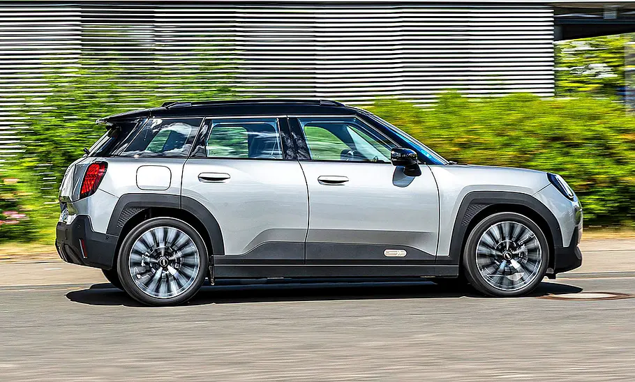 Mini Aceman Blick von der Seite auf den fahrenden Elektro-Kleinwagen Mini Aceman.