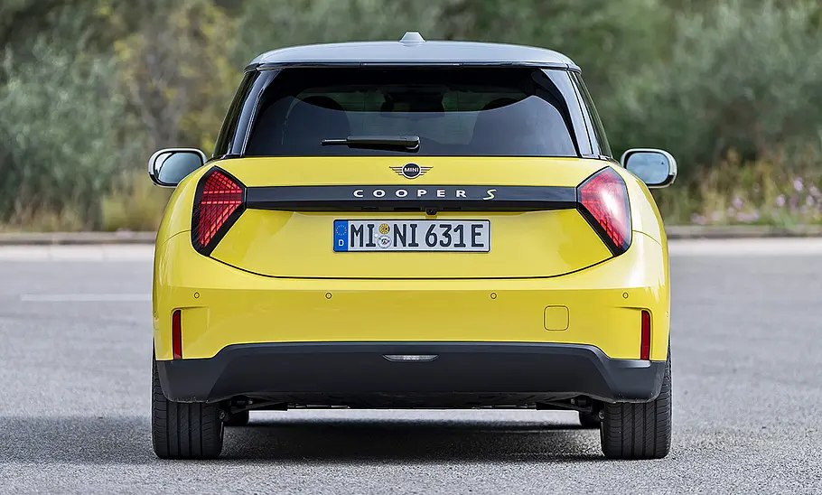 Mini Cooper SE (2024) in gelb, stehend, von hinten