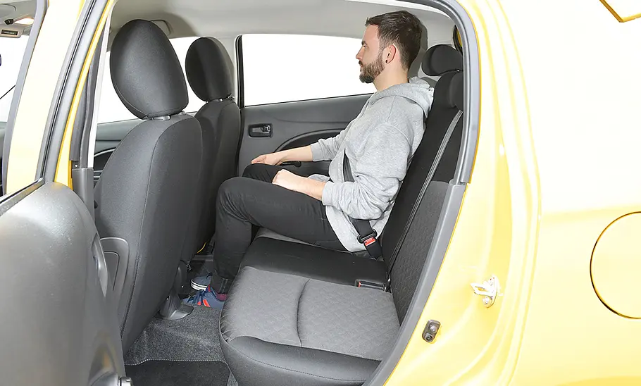Eine Person sitzt im Fond des Mitsubishi Space Star (2020).