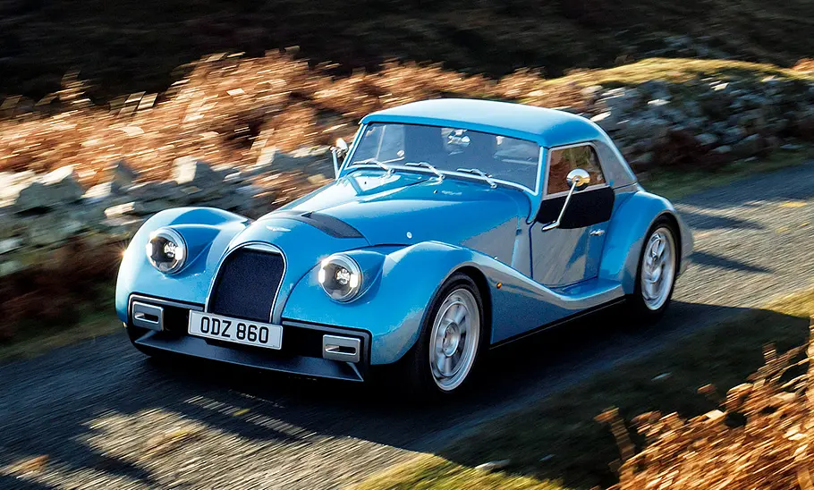 Morgan Supersport (2025) Der Morgan Supersport (2025) fährt auf einem schmalen Weg, von vorne links fotografiert.