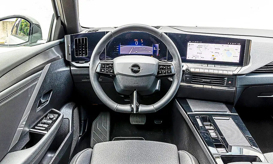 Blick auf die Armaturen im Innenraum des Opel Astra Sports Tourer.