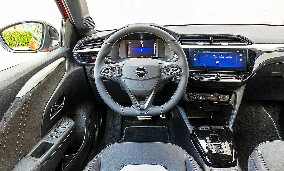 Blick auf die Armaturen im Innenraum des Opel Corsa.