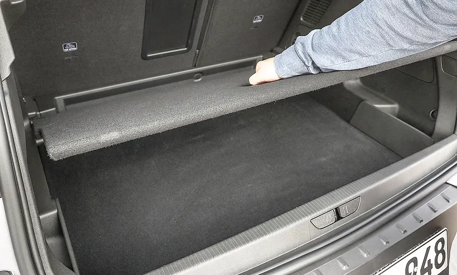 Opel Grandland (2021) Der doppelte Ladeboden des Opel Grandland (2021) wird zur Demonstration angehoben.