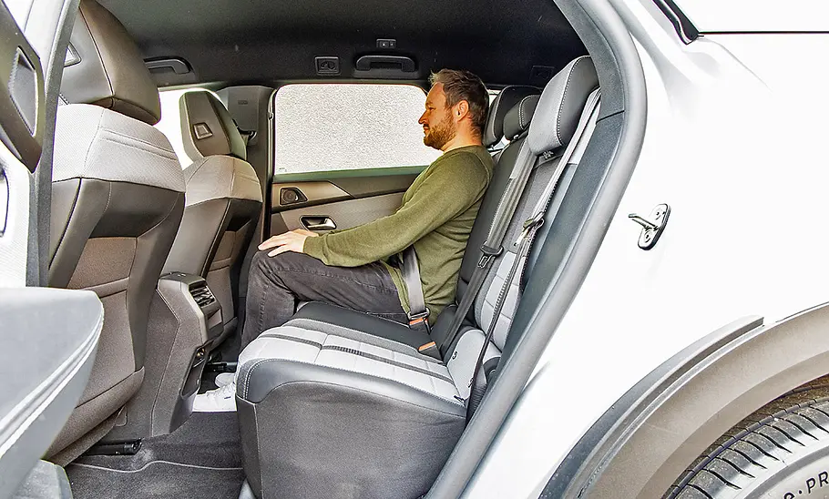 Blick auf die Rückbank im Innenraum des Opel Grandland. Eine Person sitzt auf dem rechten Platz.