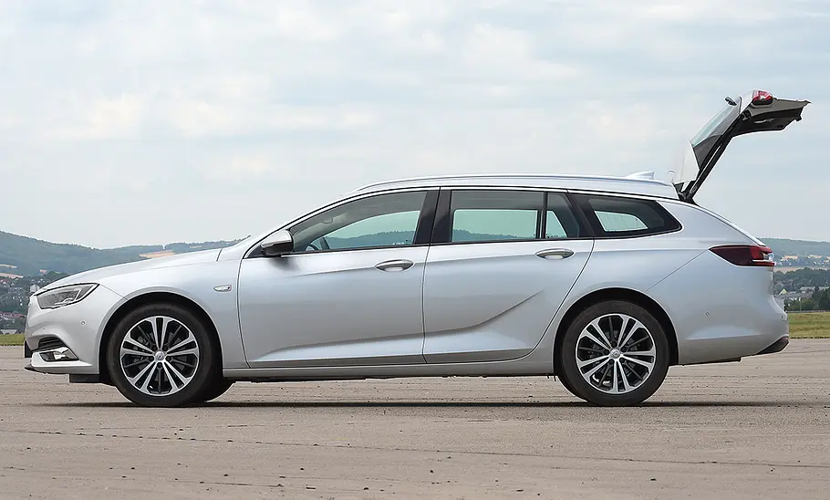 Der Opel Insignia Sports Tourer (2017), mit geöffneter Heckklappe von links fotografiert.