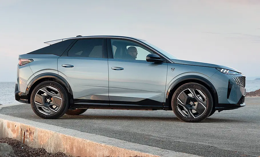 Peugeot E-3008; statisch von der rechten Seite