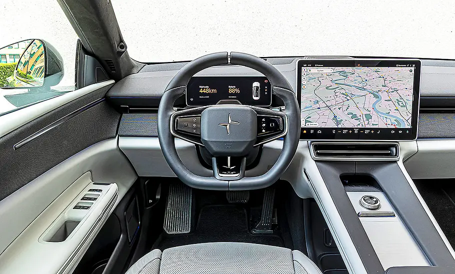 Blick auf die Armaturen im Innenraum des Polestar 4.