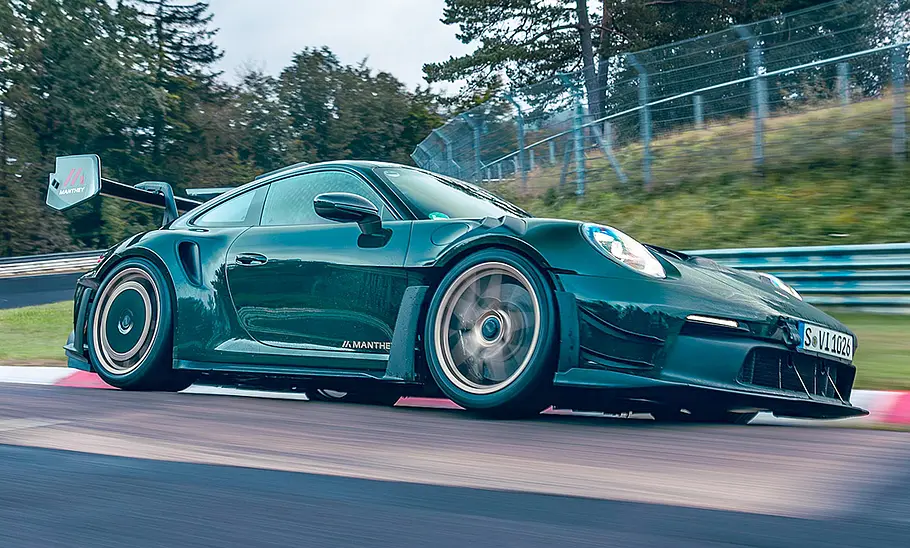 Porsche 911 GT3 RS mit Manthey-Kit Porsche 911 GT3 RS mit Manthey-Kit auf der Nürburgring-Nordschleife; von vorne rechts fotografiert