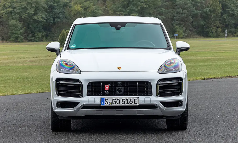 Der Porsche Cayenne (2017), statisch von vorne fotografiert.