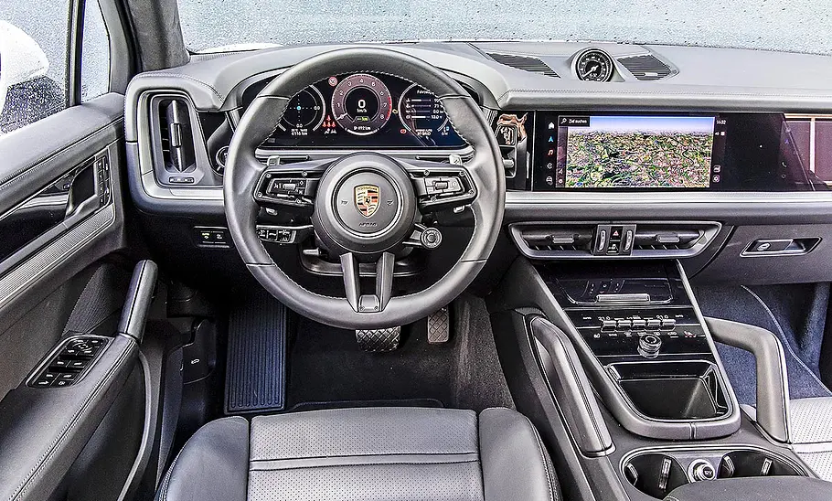 Porsche Cayenne Blick auf die Armaturen im Innenraum des Porsche Cayenne.