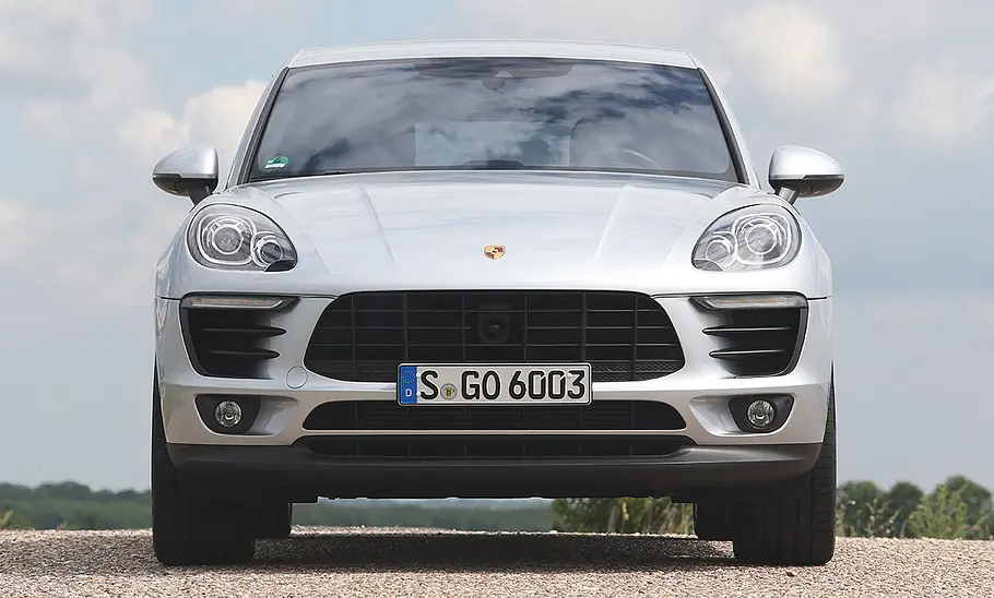 Porsche Macan (2018), statisch von vorne fotografiert.