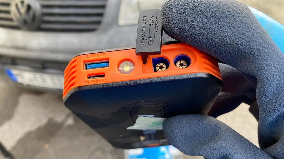 Die AstroAI B8-Starthilfe-Powerbank im Test Die AstroAI B8-Starthilfe-Powerbank in der Hand eines Testers.