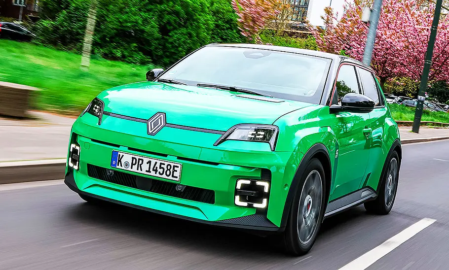 Blick von schräg vorne auf den fahrenden Renault 5.