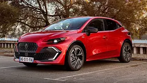 Der Renault Clio steht auf einem Parkplatz, statisch von vorne links fotografiert. - Foto: Renault Der Renault Clio steht auf einem Parkplatz, statisch von vorne links fotografiert. - Foto: Renault