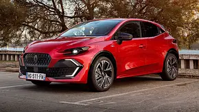 Der Renault Clio steht auf einem Parkplatz, statisch von vorne links fotografiert. - Foto: Renault Der Renault Clio steht auf einem Parkplatz, statisch von vorne links fotografiert. - Foto: Renault