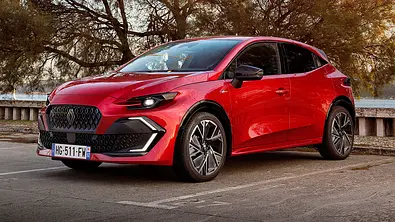 Der Renault Clio steht auf einem Parkplatz, statisch von vorne links fotografiert. - Foto: Renault