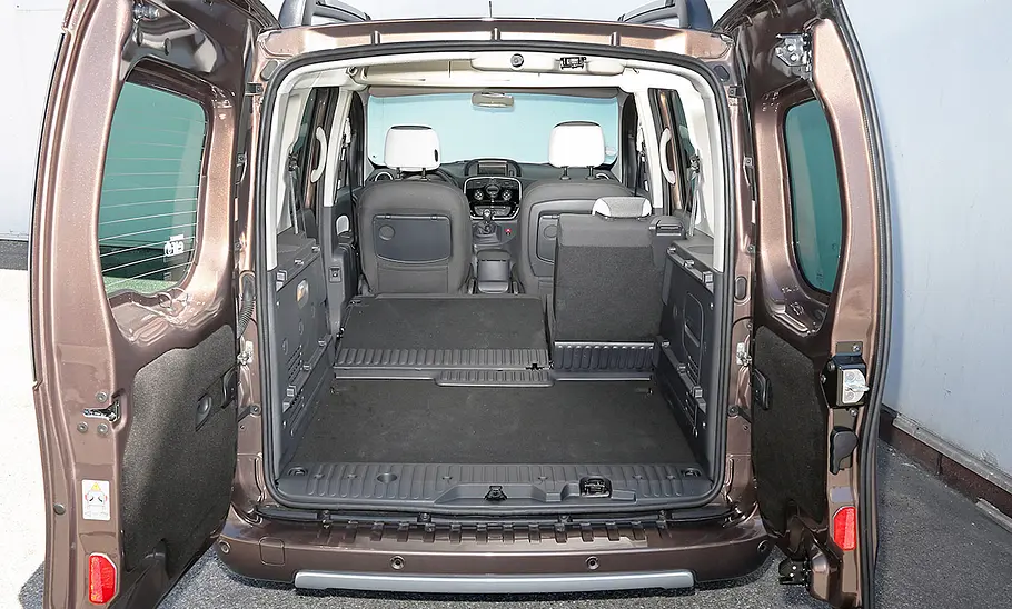Der Kofferraum des Renault Kangoo (2013) mit teilweise umgeklappter Rücksitzbank.