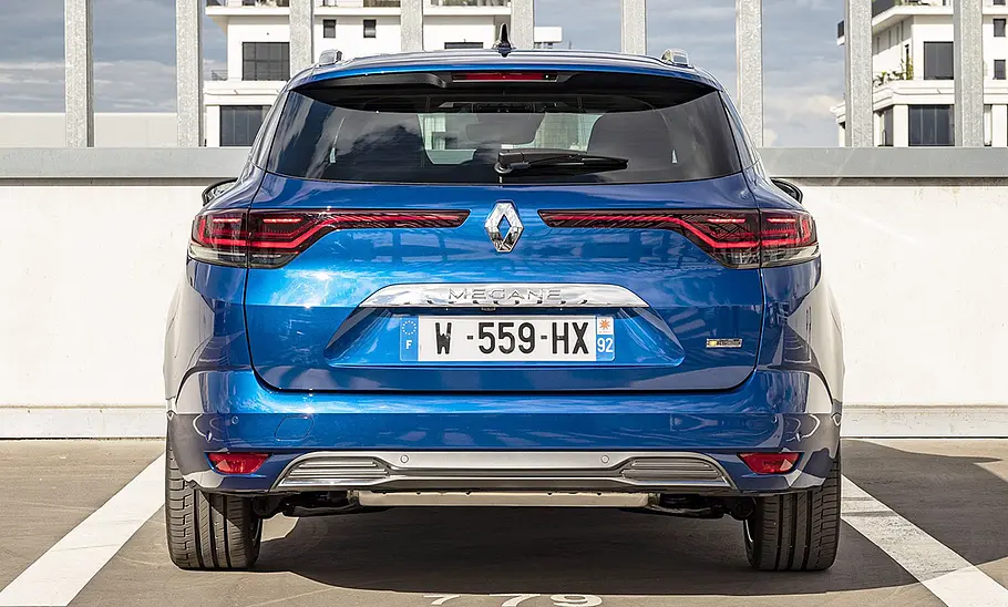 Renault Megane Grandtour (2020) Der Renault Megane Grandtour (2020) steht auf einem Parkplatz, von hinten fotografiert.