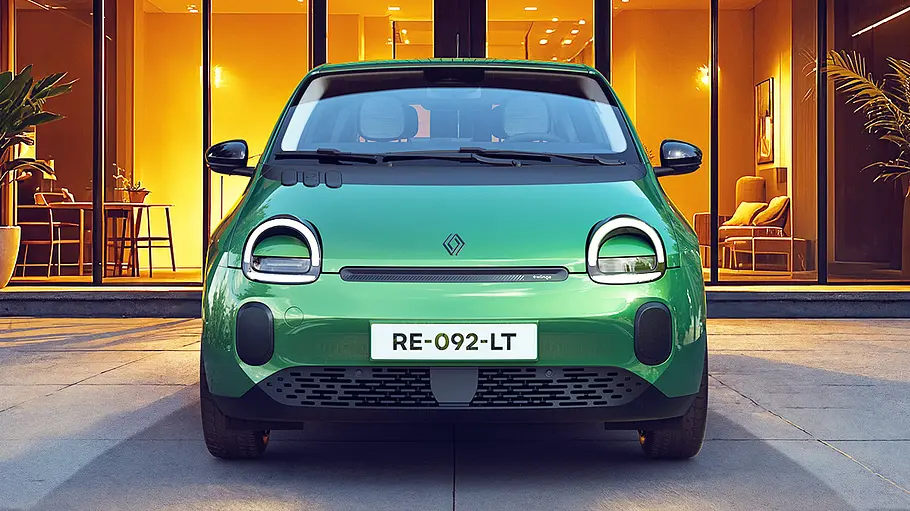 Renault Twingo E-Tech Electric Der Renault Twingo E-Tech Electric steht vor einer Fensterfront, von vorne fotografiert.