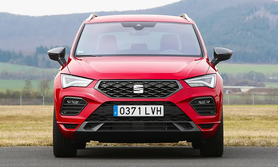 Der Seat Ateca (2020), statisch von vorne fotografiert.