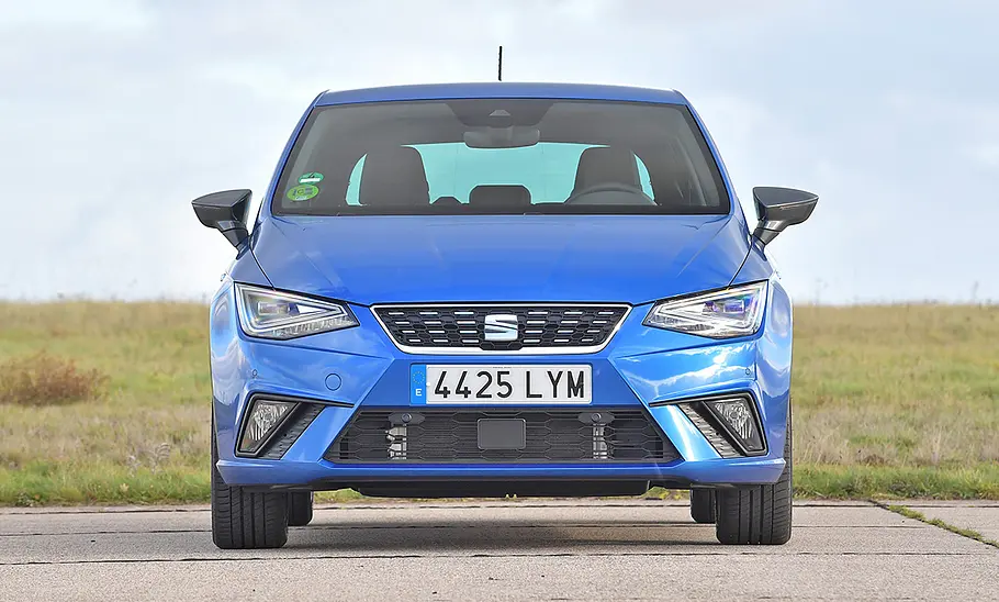 Der Seat Ibiza (2021), statisch von vorne fotografiert.