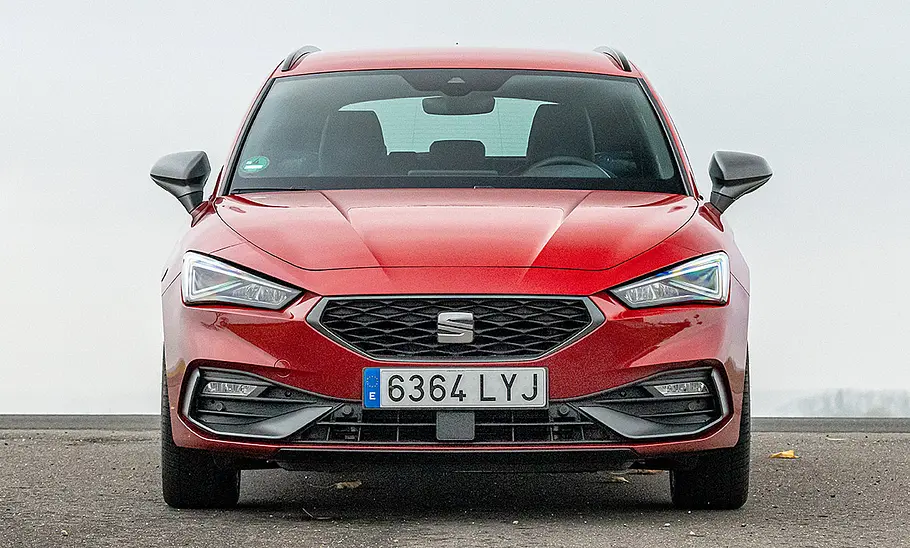 Seat Leon Sportstourer (2020) Der Seat Leon Sportstourer (2020), statisch von vorne fotografiert.