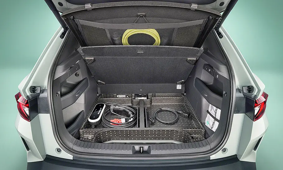 Skoda Elroq (2024) Der Kofferraum des Skoda Elroq (2024) mit hochgeklapptem Ladeboden.