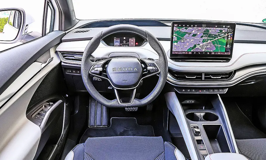 Blick auf die Armaturen im Innenraum des Skoda Enyaq.