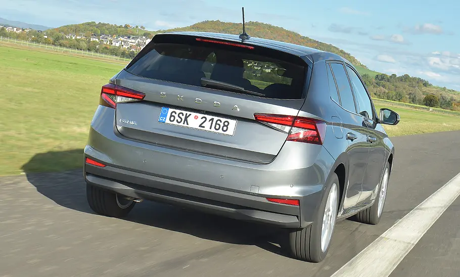 Der Skoda Fabia fährt geradeaus, von hinten rechts fotografiert.