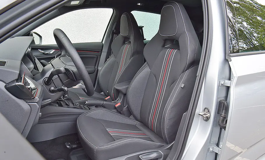 Die vorderen Sitze des Skoda Kamiq.