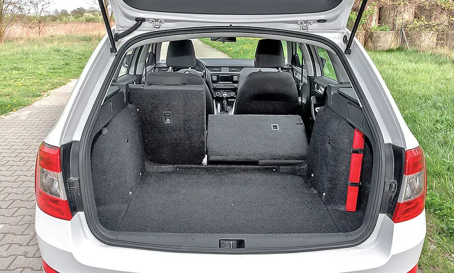 Skoda Octavia (2013) Der Kofferraum des Skoda Octavia (2013) mit teilweise umgeklappter Rücksitzbank.