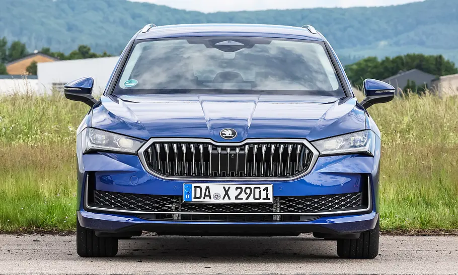 Skoda Superb Combi; statisch von vorne