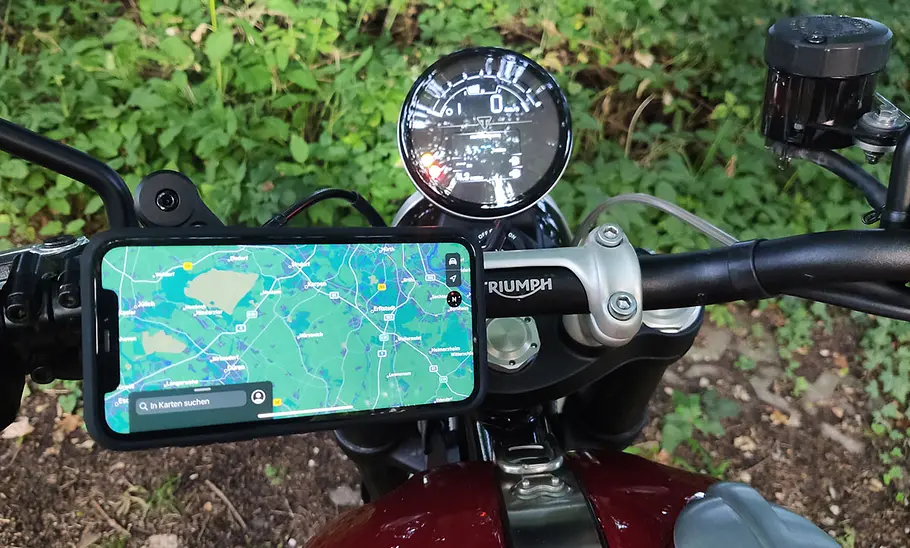 Handyhalter SP Connect Moto Bundle im Test, fotografiert mit Handy am Lenker eines Motorrads in horizontaler Position.